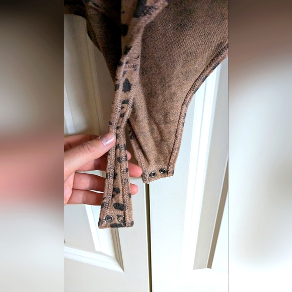 Abercrombie and Fitch cheetah print long sleeve cross front bodysuit - Picture 5 of 5